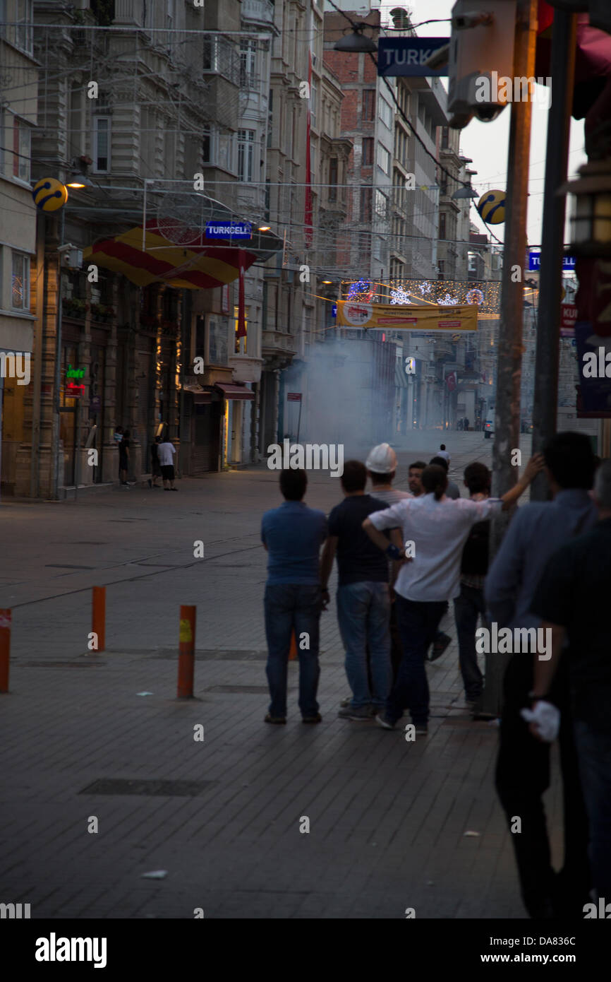 Istanbul, Türkei - Zivilisten, Demonstranten gleichermaßen erfolgen von Tränengas und hohen Druck Wasserwerfer während Polizei wirkt wahllos, versucht, Menschen vom Taksim-Platz betreten, und viele, nach dem Zufallsprinzip verhaften zu stoppen. Dennoch hält das Publikum auf dem zurück kommen. 7. Juli 2013. Foto: Bikem Ekberzade Stockfoto