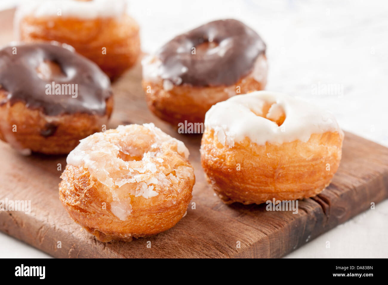 Mini Croissant und Donut Mischung Sortiment auf Holztisch Stockfoto