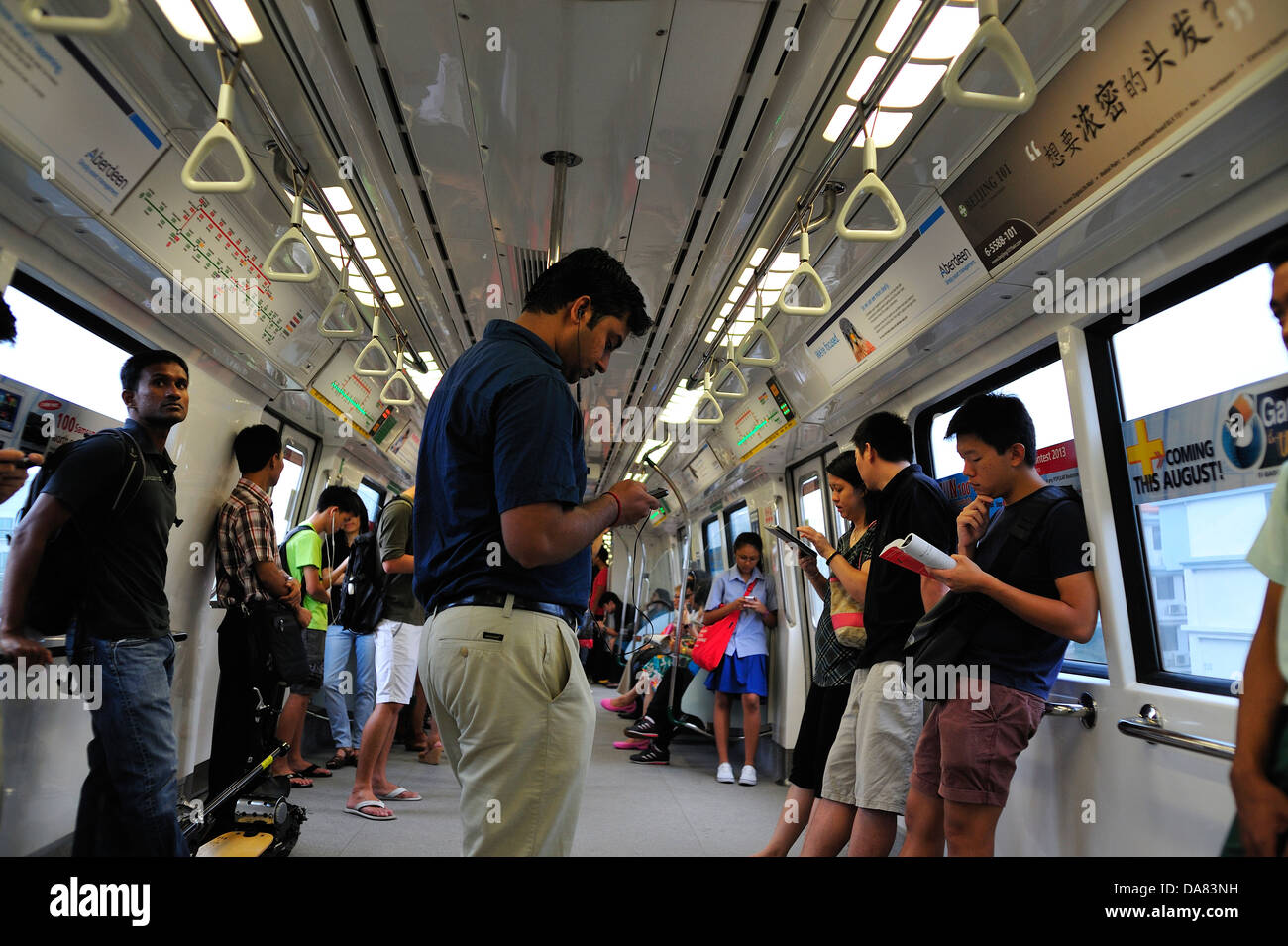 MRT Singapur. Passagiere im MRT-Netzwerk Singapur. Stockfoto