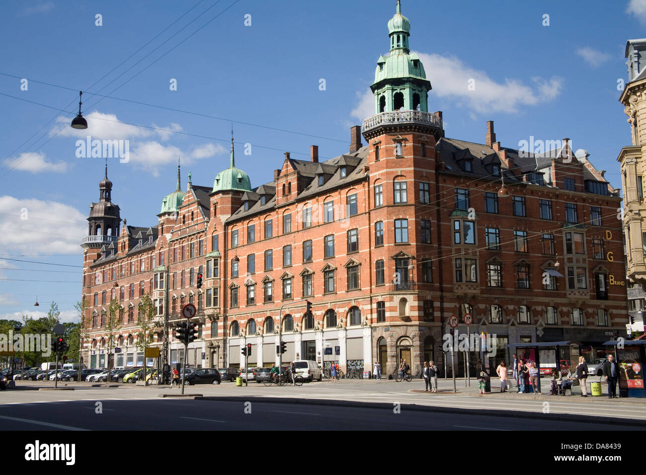 Kopenhagen Dänemark EU beeindruckende rote Backsteingebäude mit grünen und schwarzen Hauben auf H C Andersons Boulevard Stockfoto