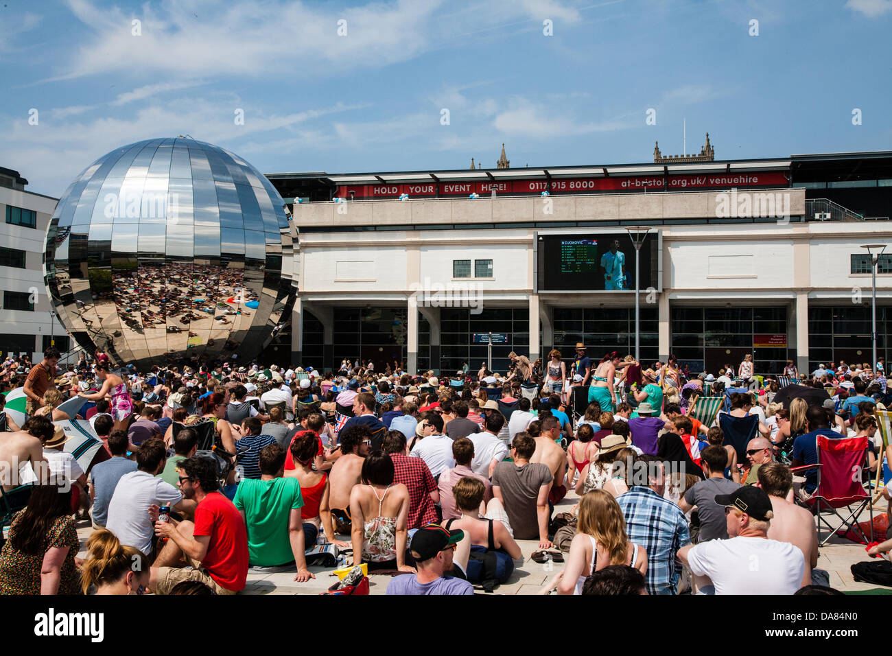 Bristol, UK. 7. Juli 2013. Fans strömen in Millennium Square, Wimbledon Herren-Einzel-Finale zu sehen, wie Andy Murray versucht gegen Serbien Novak Djokovic, der erste Brite in 77 Jahren zum Titelgewinn Credit werden: Rob Hawkins/Alamy Live News Stockfoto