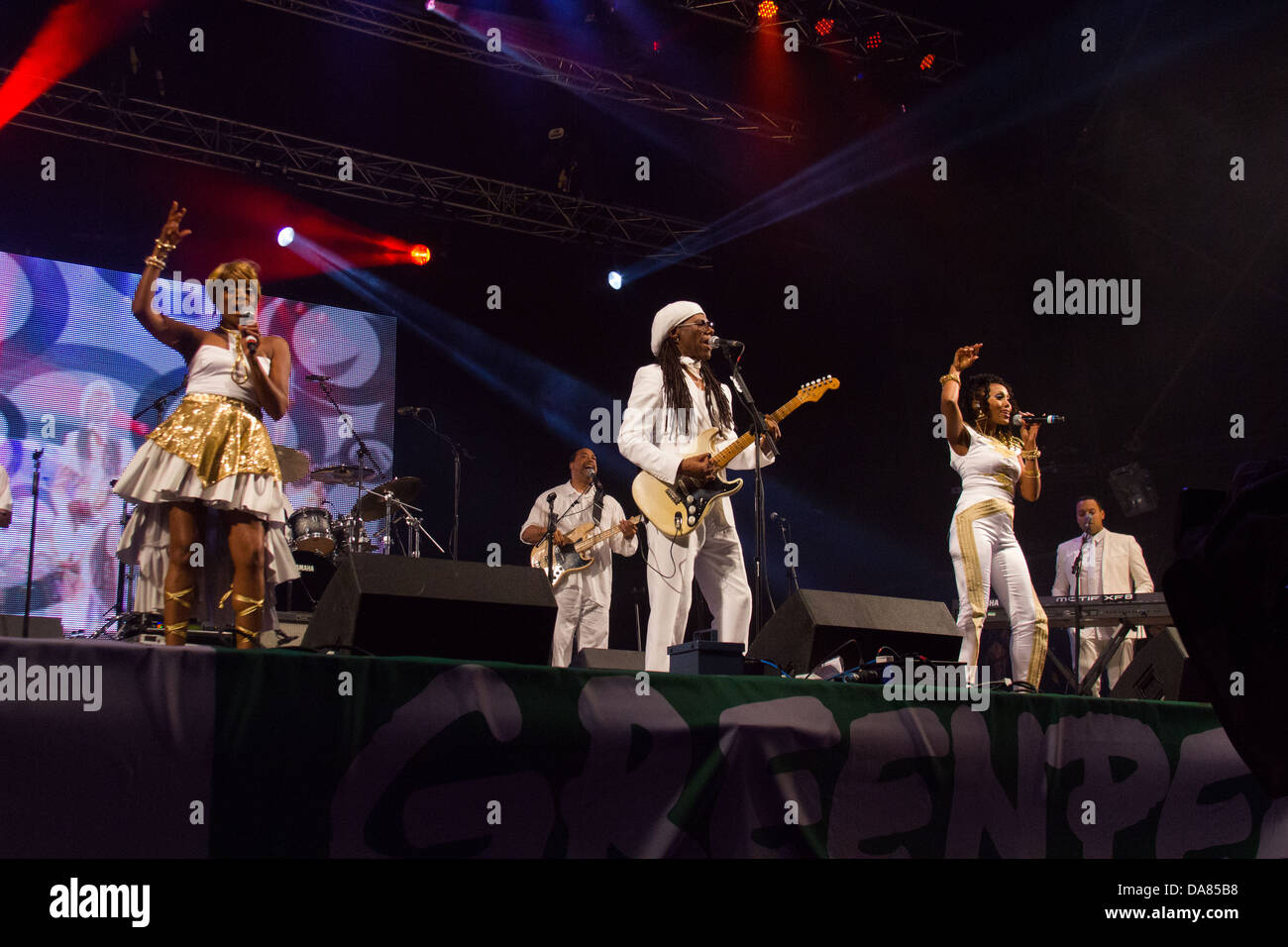 Schicke Feat.Nile Rodgers erklingt in den Westen vulkanishcer Bühne, Glastonbury Festival 2013, Somerset, England, Vereinigtes Königreich. Stockfoto