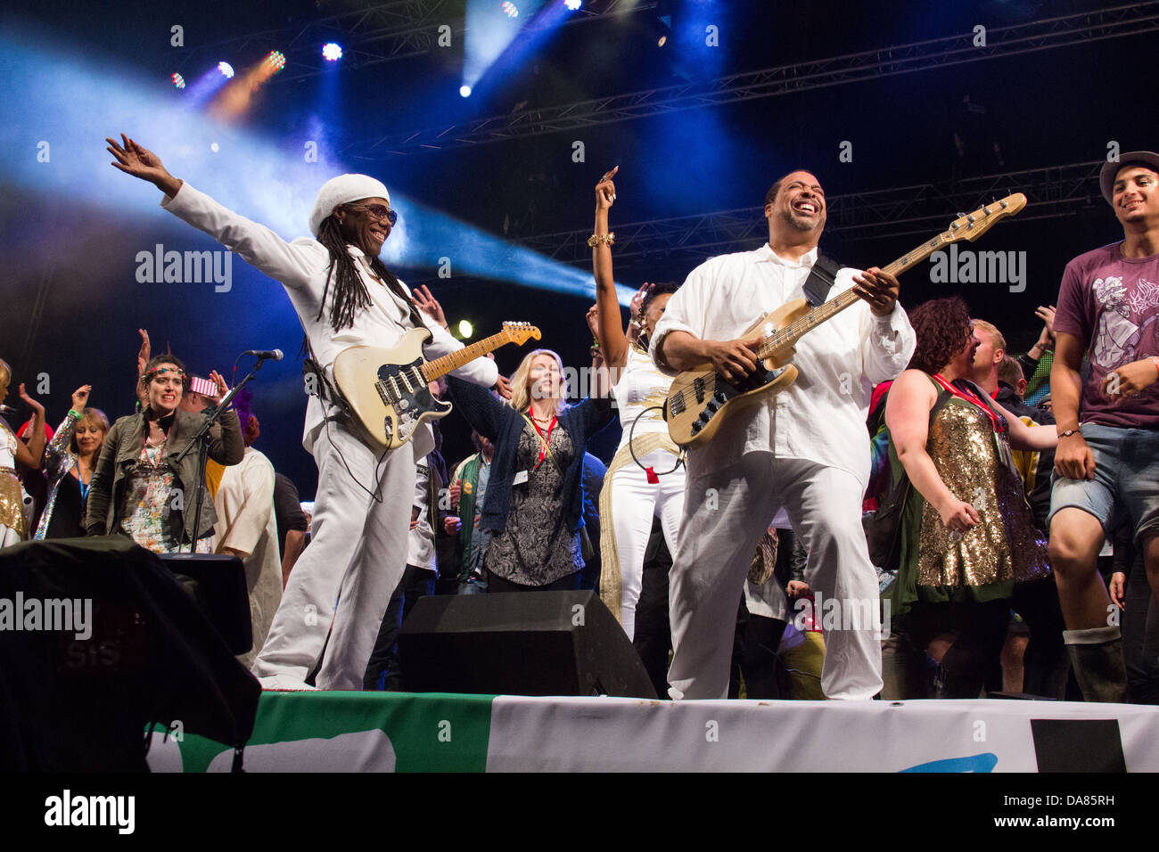 Schicke Feat.Nile Rodgers erklingt in den Westen vulkanishcer Bühne, Glastonbury Festival 2013, Somerset, England, Vereinigtes Königreich. Stockfoto