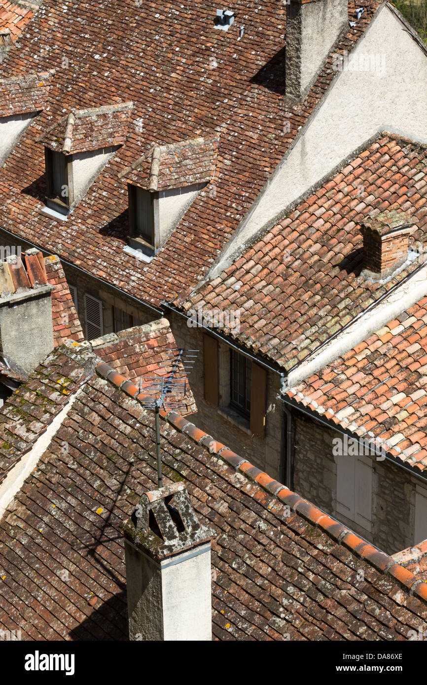 Rote Ziegel und Stein Dächer und Kamine in Rocamadour, Frankreich Stockfoto