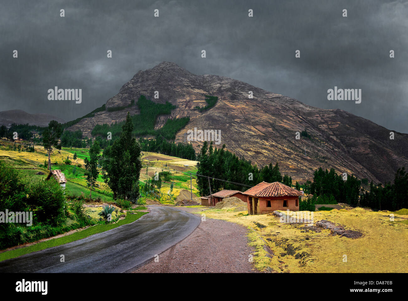 Regen Sie in den Bergen von Peru. Dramatische Landschaft mit dunklen Wolken, Regen und kleine Bauernhäuser. Stockfoto