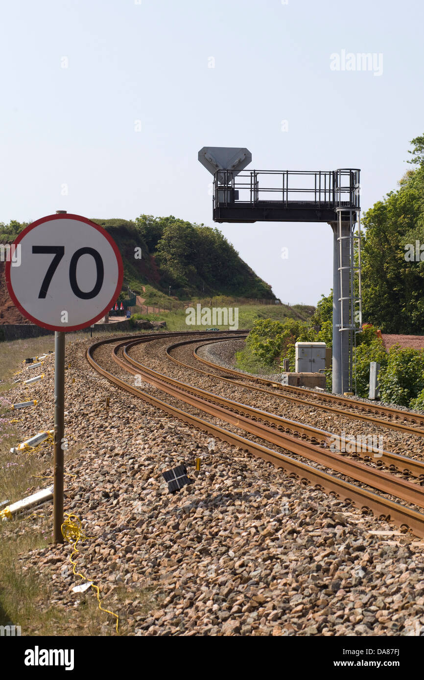 Geschwindigkeitsbegrenzung von 70 auf einer Eisenbahnstrecke in England mit Kontrollleuchten im Hintergrund Stockfoto