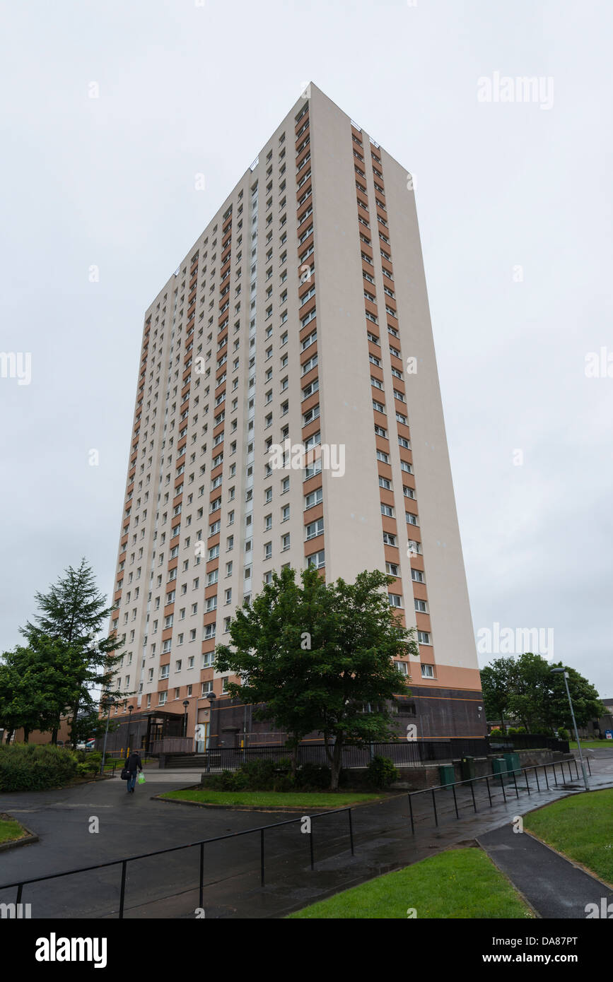 Hochhaus Wohnblock in Glasgow mit Geländer und asphaltierte Wege Stockfoto