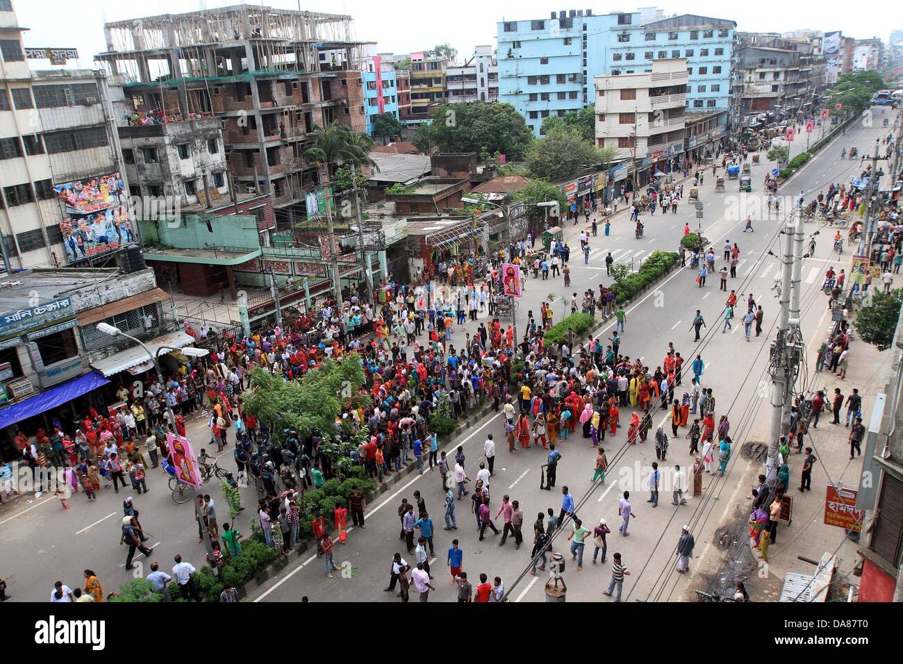 Dhaka Bangladesch Indien 07 Juli 13 Bangladeschs Textilarbeiterinnen Beteiligen Sie Sich An Einem Protest Ausserhalb Einer Textilfabrik In Dhaka Bangladesh Sonntag Juli 7 13 Hunderte Von Textilarbeitern Protestiert Fordern Bessere