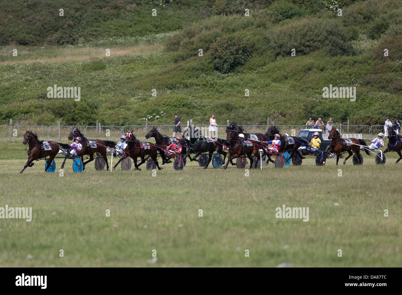 Aberystwyth, mid Wales, UK. 7. Juli 2013.  Schönem sonnigen Wetter und Temperaturen in der Mitte der 20er Jahre zog eine große Menschenmenge zum letzten Tag des Harness Racing Event Tan y Castell, Rhyd y Felin, Aberystwyth. Der im Fernsehen übertragenen Veranstaltung, organisiert von Ceredigion Trab Club zog Einträge und Zuschauern aus rund um Großbritannien und Irland und einen Hauptpreis von £5000 angeboten. Bildnachweis: atgof.co/Alamy Live News Stockfoto