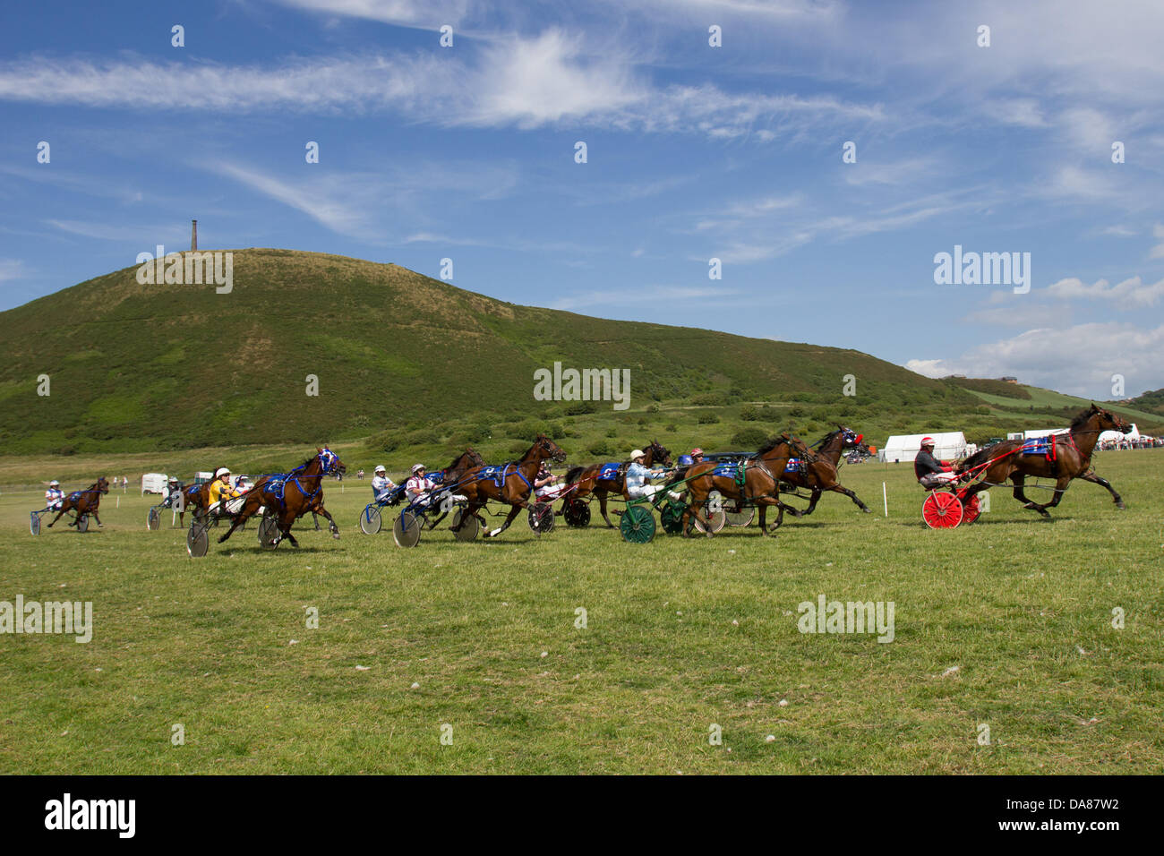 Aberystwyth, mid Wales, UK. 7. Juli 2013.  Schönem sonnigen Wetter und Temperaturen in der Mitte der 20er Jahre zog eine große Menschenmenge zum letzten Tag des Harness Racing Event Tan y Castell, Rhyd y Felin, Aberystwyth. Der im Fernsehen übertragenen Veranstaltung, organisiert von Ceredigion Trab Club zog Einträge und Zuschauern aus rund um Großbritannien und Irland und einen Hauptpreis von £5000 angeboten. Bildnachweis: atgof.co/Alamy Live News Stockfoto