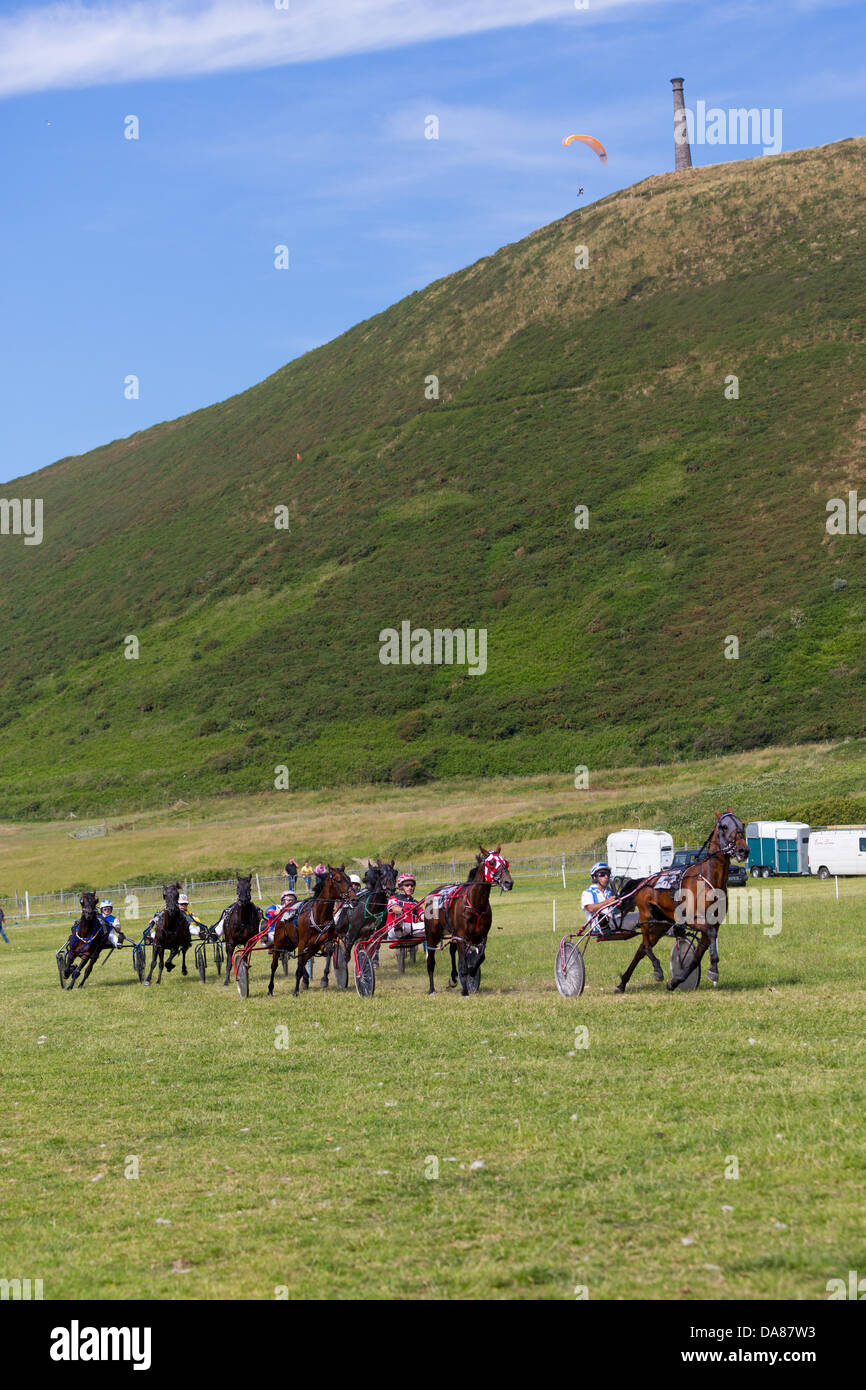 Schönem sonnigen Wetter und Temperaturen in der Mitte der 20er Jahre zog eine große Menschenmenge zum letzten Tag des Harness Racing Event Tan y Castell, Rhyd y Felin, Aberystwyth. Der im Fernsehen übertragenen Veranstaltung, organisiert von Ceredigion Trab Club zog Einträge und Zuschauern aus rund um Großbritannien und Irland und einen Hauptpreis von £5000 angeboten. Bildnachweis: atgof.co/Alamy Live News Stockfoto