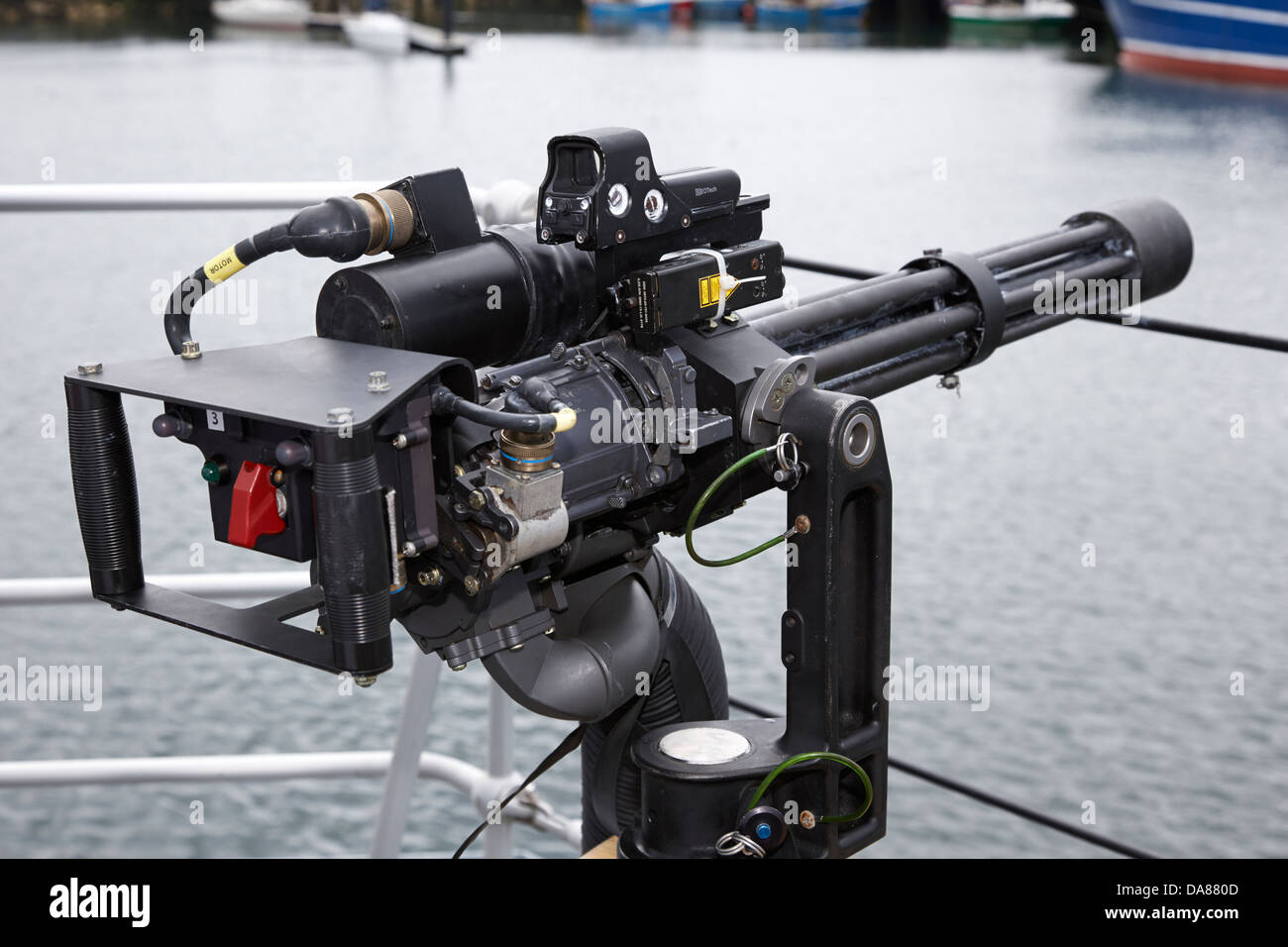 Minigun montiert so nah in Waffe Schutz vor kleinen Boot Angriffen auf britische königliche Marine Kriegsschiff Stockfoto