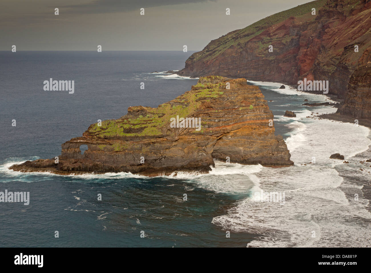 Kliffküste und Felsen Roque de Las Tabaidas, Santo Domingo de Garafia, La Palma, Kanarische Inseln, Spanien Stockfoto