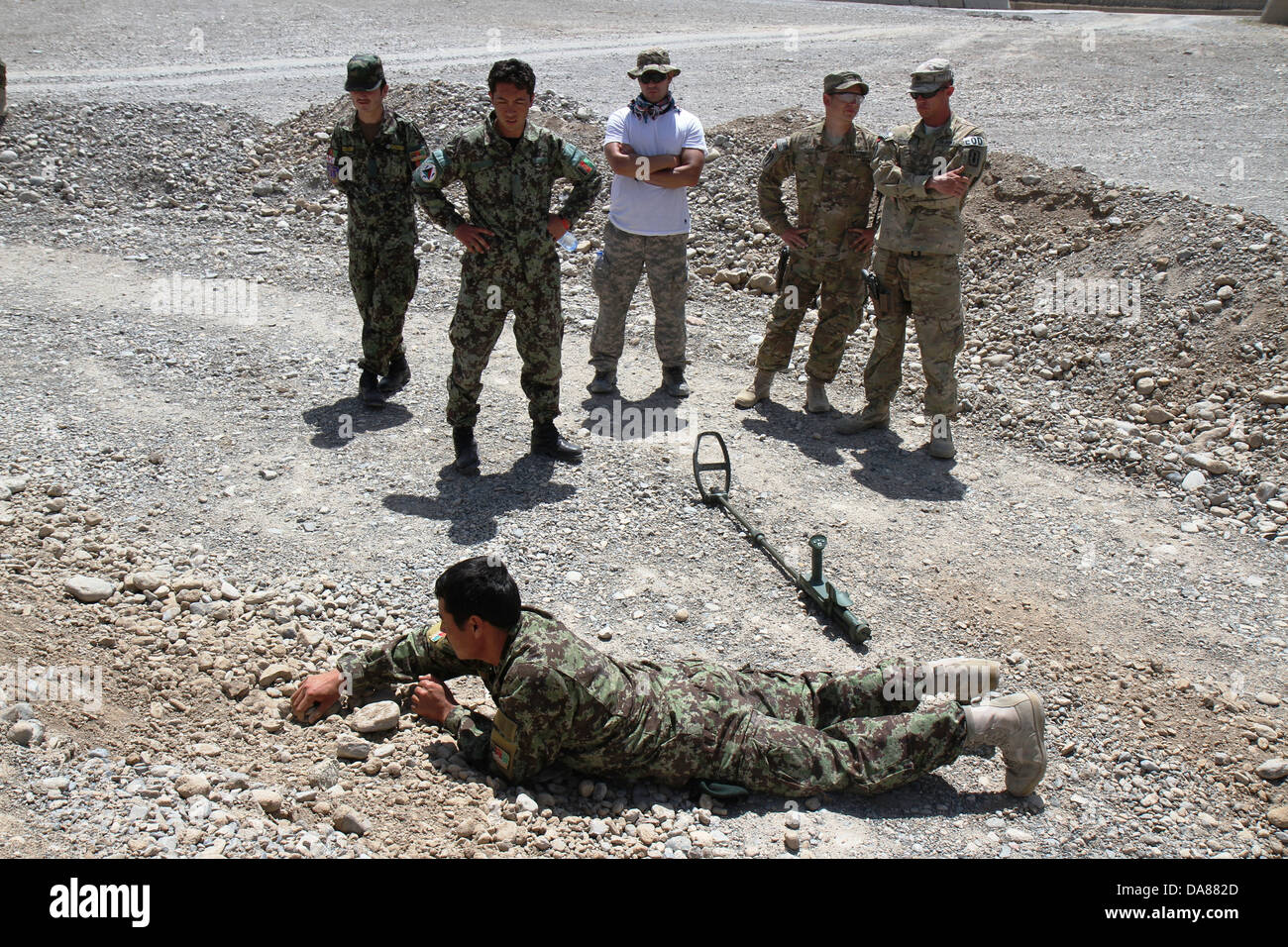 Afghanische Nationalpolizei zivile Ordnung werden gezeigt, wie man einen Sprengsatz bei der explosive Ordnance Entsorgung Ausbildung 4. Juli 2013 in Ostafghanistan nähern. Stockfoto