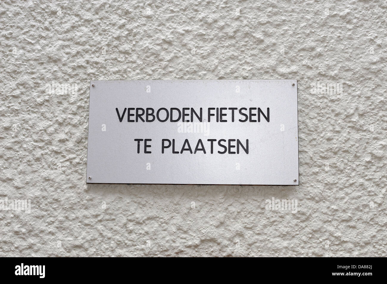 Kein Fahrrad Parken Zeichen in niederländischer Sprache an einer Wand in Amsterdam Stockfoto
