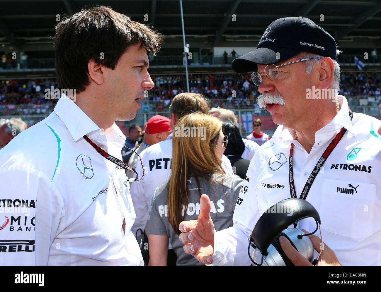Nuerburg, Deutschland. 7. Juli 2013. Der Vorsitzende der Daimler AG, German Dieter Zetsche (R) und Geschäftsführer des Mercedes AMG, österreichische Torger Christian "Toto" Wolff, vor dem Start in das Raster aus der Formel 1 Grand Prix von Deutschland auf dem Nürburgring Rennstrecke in Nuerburg, Deutschland, 7. Juli 2013 zu sehen. Foto: Jens Büttner/Dpa/Alamy Live News Stockfoto