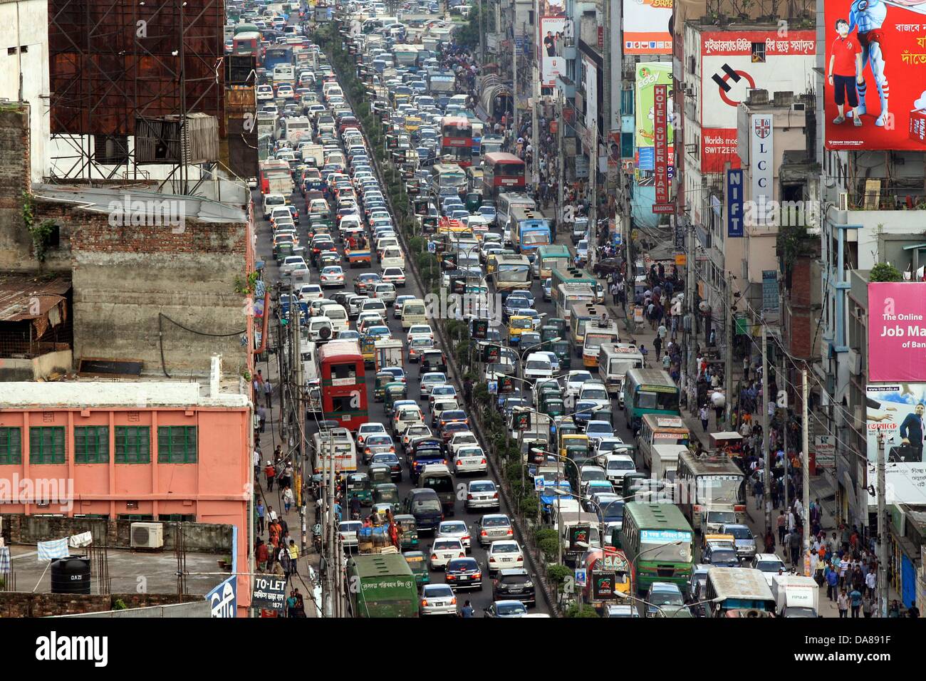 Zahlreiche Fahrzeuge Stau auf einer Straße in der Nähe von Ab-hof in Dhaka, Bangladesh, 07. Juli 2013. Der Mangel an qualifizierten Fahrer und Verkehr Polizei, eine defekte Ampel Systeme und die sehr große Menge der Fahrzeuge sind der Hauptgrund für Verkehrsstörungen, die täglichen Leiden für Pendler in der Hauptstadt angesehen. Nach einer Studie des Chartered Institut für Logistik und Transport (cmilt), sind Staus für 8,15 Millionen der arbeitenden Menschen jeden Tag Stunden verantwortlich. Stockfoto