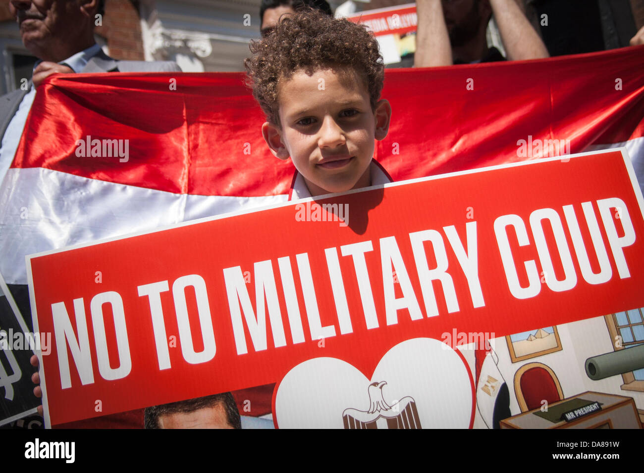 London, 07.07.2013.  Ein Kind hält einen Banner zu verkünden "Nein zur militärischen Staatsstreich" wie Pro-Mursi Ägypter außerhalb des Landes Botschaft in London zeigen. Stockfoto