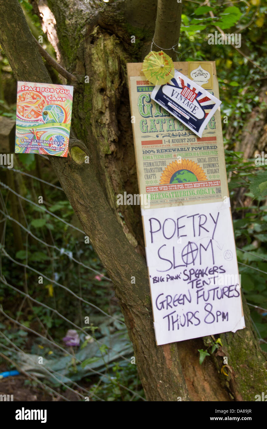 Poetry Slam Zeichen auf der grünen Wiese, Glastonbury Festival 2013, Somerset, England, Vereinigtes Königreich. Stockfoto