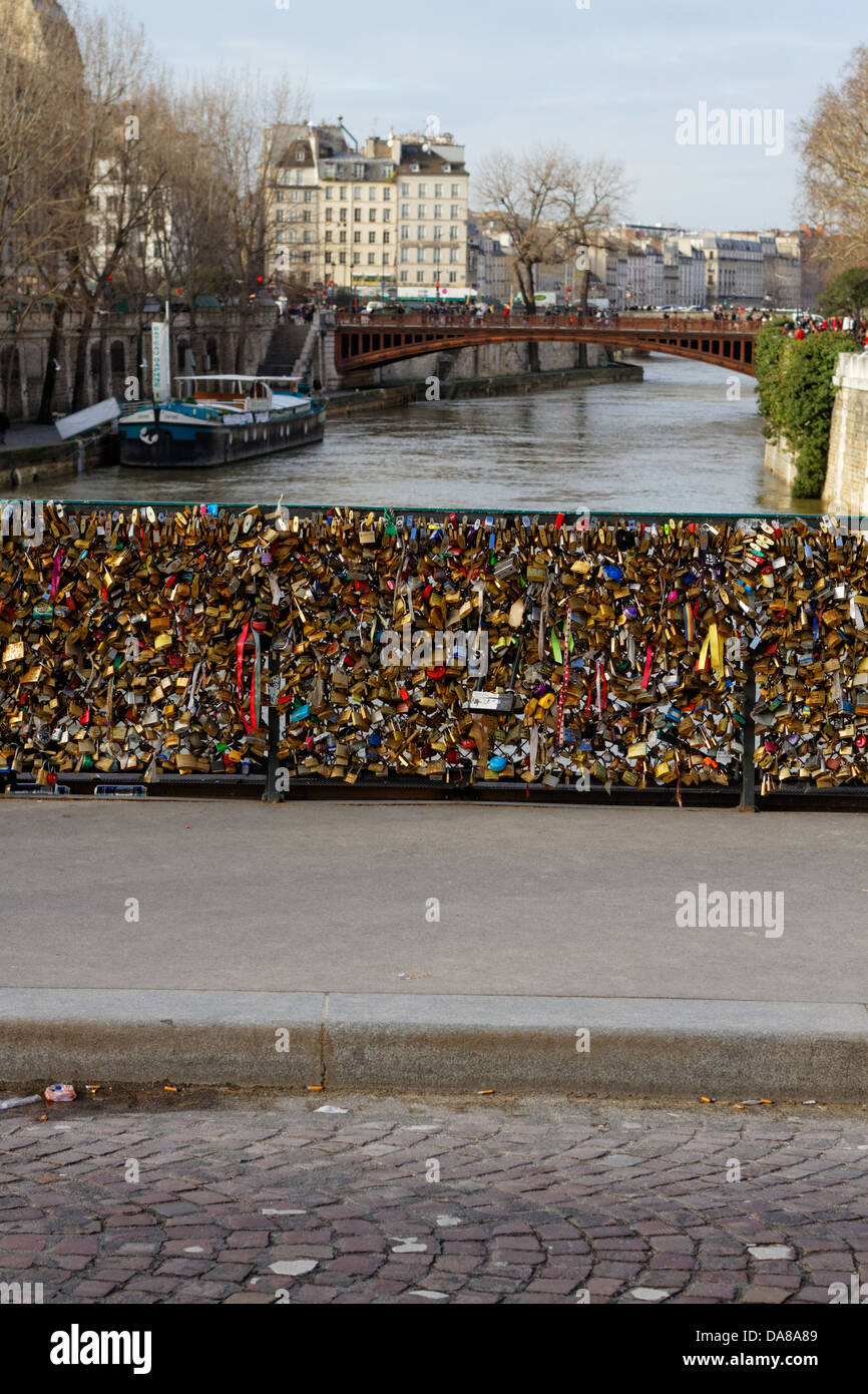 Liebesschlösser auf den Schienen der Brücke Pont de L'Archeveche, Paris, Frankreich Stockfoto