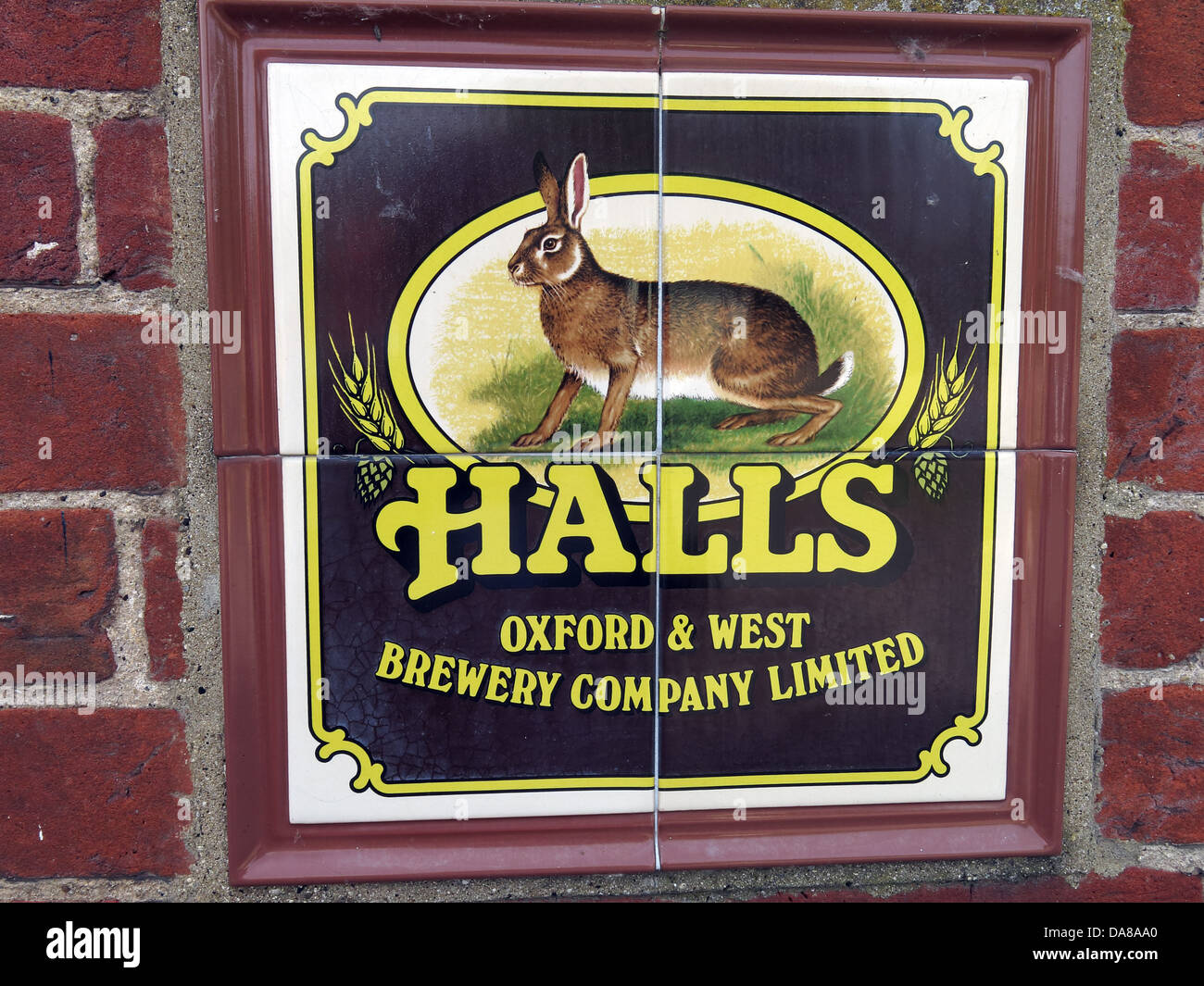 Hallen-Oxford & West Brauerei Co Ltd gefliest Zeichen auf einer alten Kneipe außen, jetzt ein Haus in High St, Dorchester auf Themse OX10 7HH Stockfoto