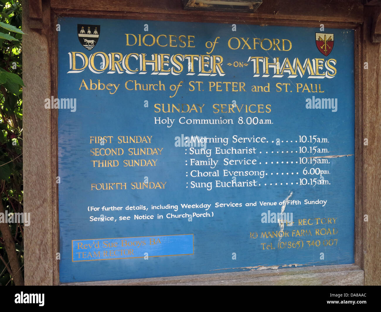 Schöne Dorchester auf Themse Abtei Kirche des Hl. Peter & St Paul, Dienstleistungen vorne Sonntag Zeichen Stockfoto