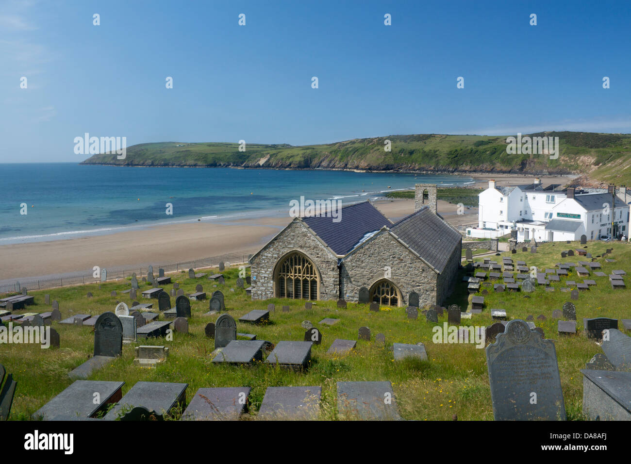 St Hywyn Kirche Aberdaron und Aberdaron Strand / Bucht und Dorf Llyn Halbinsel Gwynedd North Wales UK Stockfoto