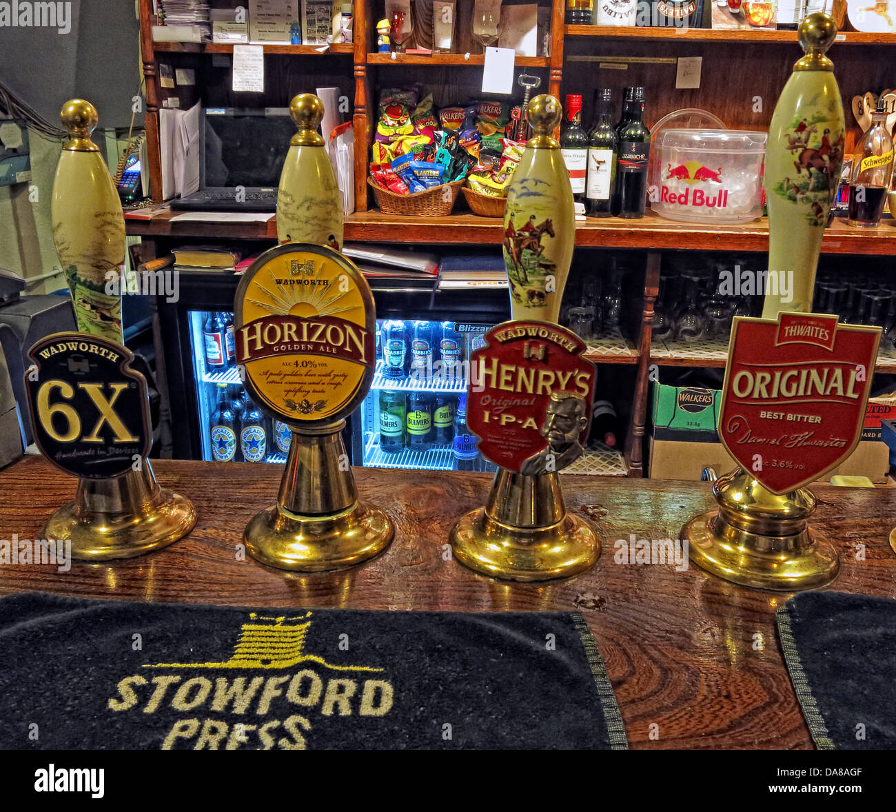 Traditionellen englischen Ale handgezeichnete Pumpen auf eine Bar in Wiltshire, Südwest-England Stockfoto