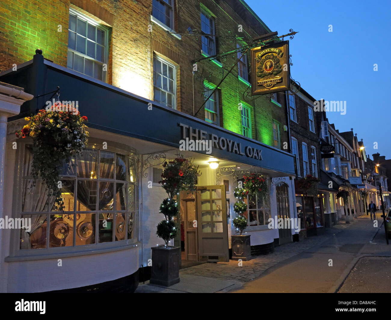 Das Royal Oak Pub in Marlborough, Wiltshire, SW England in der Abenddämmerung Stockfoto