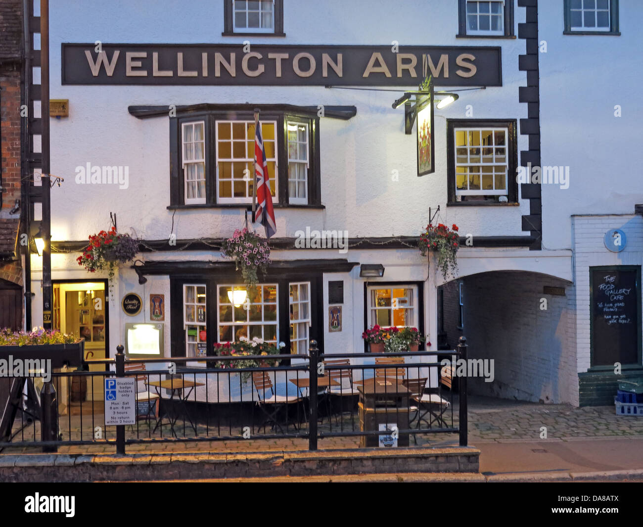 Wellington Arms, 46 High St, Marlborough SN8 1HQ in der Abenddämmerung Stockfoto