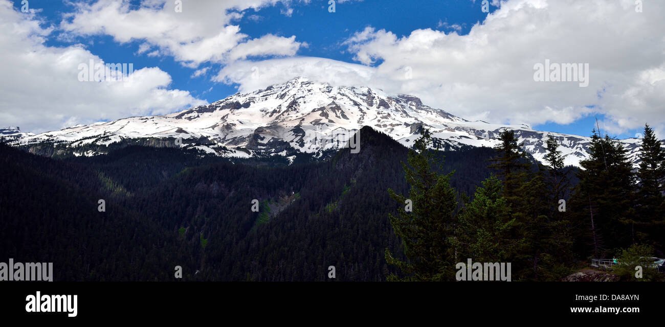 Weiße Wolken umgeben den Gipfel des Mount Rainier. Mt. Rainier Nationalpark, Washington, USA. Stockfoto