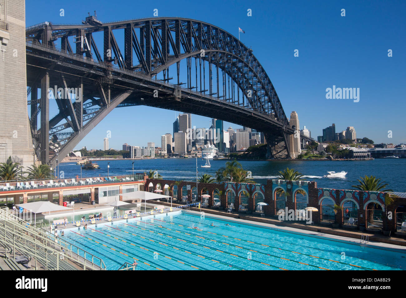 North Sydney Olympic Pool mit Sydney Harbour Bridge und CBD Skyline im Hintergrund Sydney NSW Australia Stockfoto