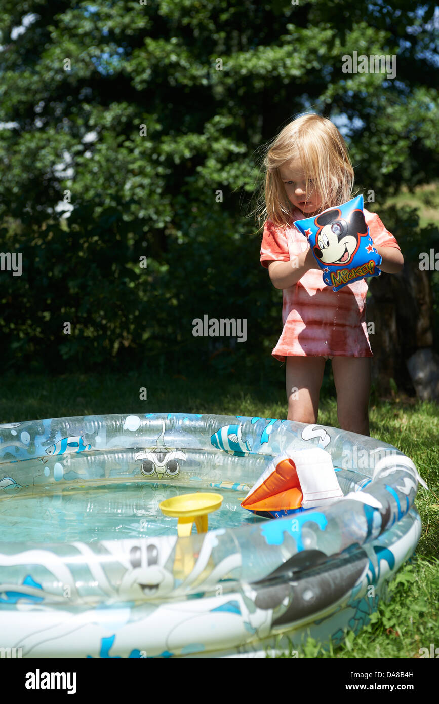 Kind blondes Mädchen spielen im Garten Pool Sommer Stockfotografie Alamy