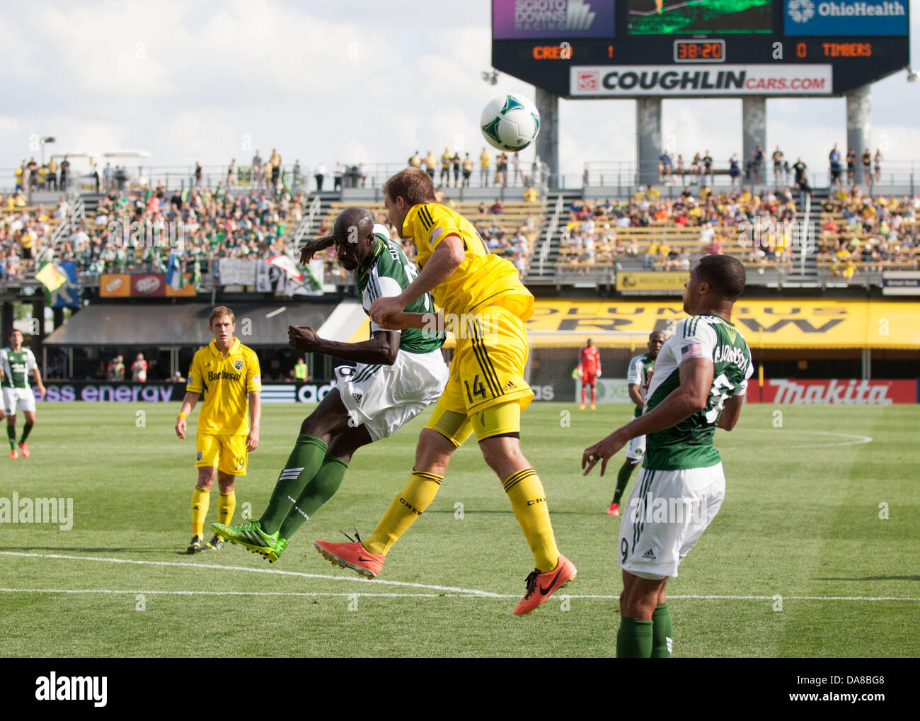 Columbus, OH, USA. 7. Juli 2013. 7. Juli 2013: Columbus Crew Chad Marshall (14) und Portland Timbers Darlington Nagbe (6) versuchen einen Header auf dem Ball in der ersten Hälfte in der Major League Soccer-zwischen Portland Timbers und die Columbus Crew bei Columbus Crew Stadium in Columbus, OH Credit Match: Csm/Alamy Live-Nachrichten Stockfoto