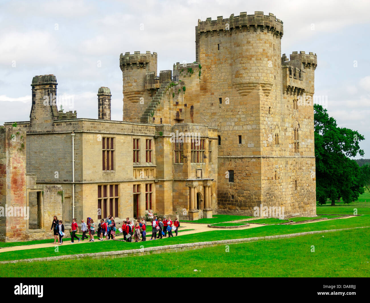 Eine Gruppe von Scool-Kinder und ihre Lehrer auf einer Reise Belsay Castle Northumberland zu besuchen Stockfoto