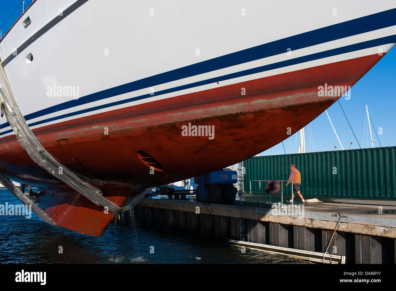 Eine große Segelyacht wird durch marine Travel Lift in einem Schuppen in Hinckley Werft in Portsmouth RI verschoben. Stockfoto