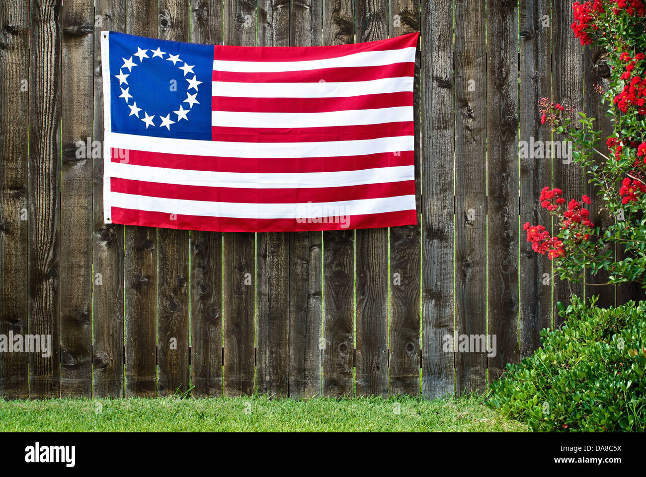 13 Sterne amerikanische Flagge, die Betsy Ross Flag auf rustikalen Holzzaun angezeigt Stockfoto
