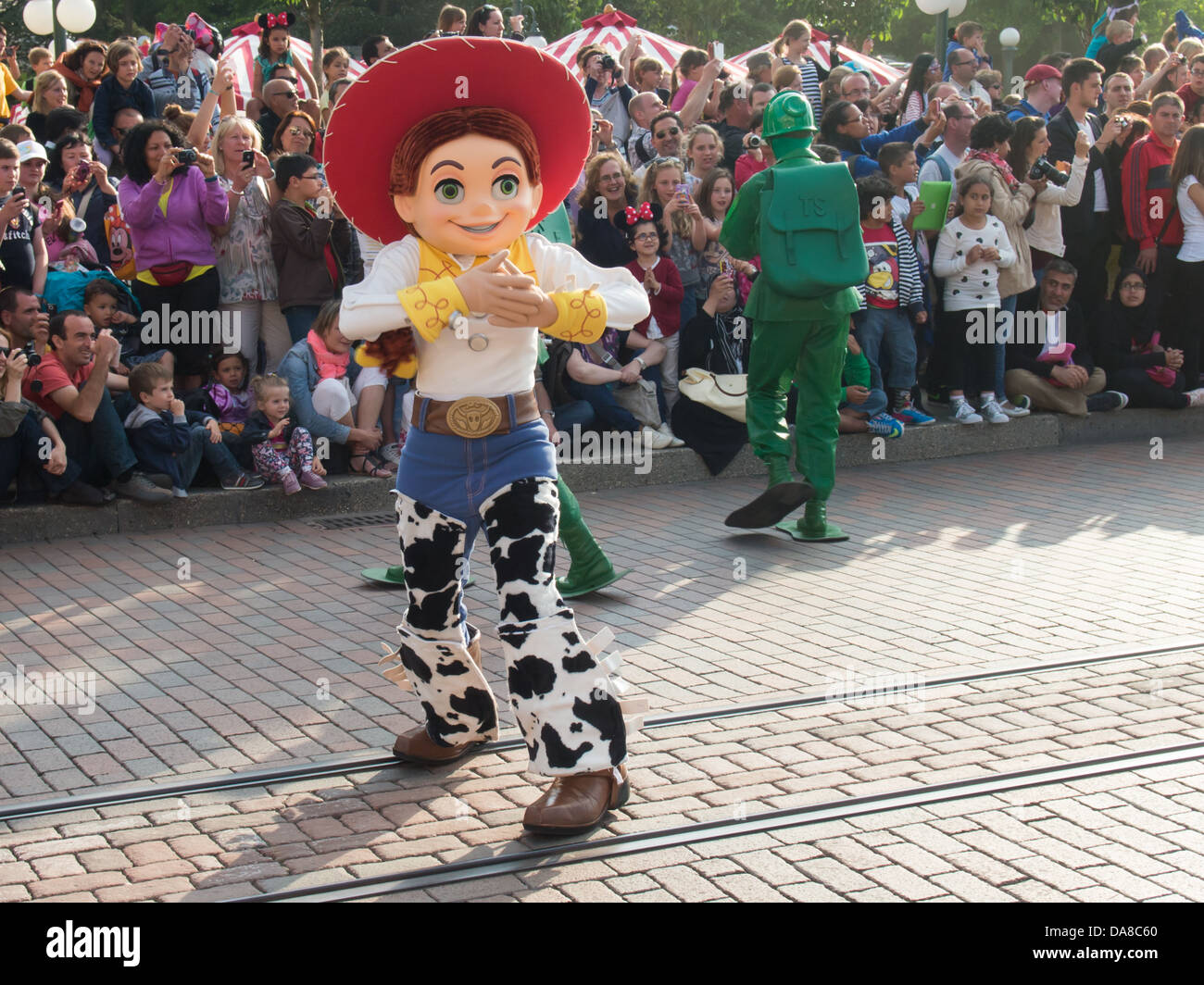Jessie aus Toy Story und ein grüne Armee Mann teilnehmen im Disneyland Paris, Disney Magic auf Parade, parade Stockfoto