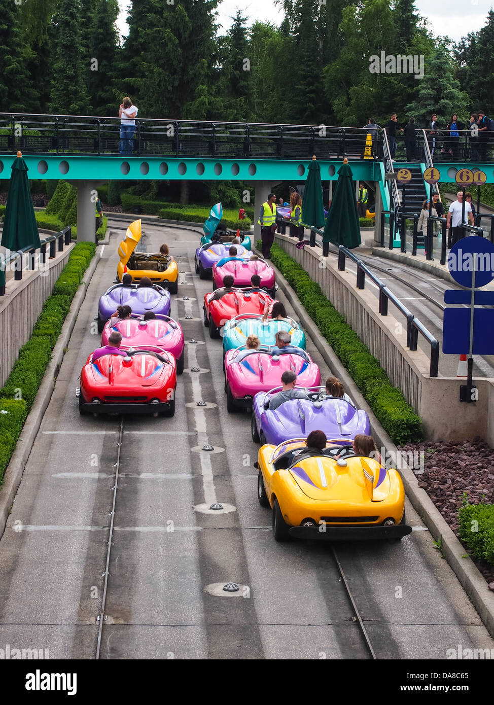 Schlange Auf Der Autopia Autos Fahren Im Disneyland Paris Stockfotografie Alamy