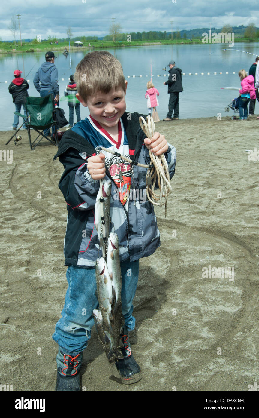 Kostenlose Kinder Angeln Derby gesponsert von TRout Unlimited Sky Valley Kapitel 654, Monroe, Washington. Stockfoto