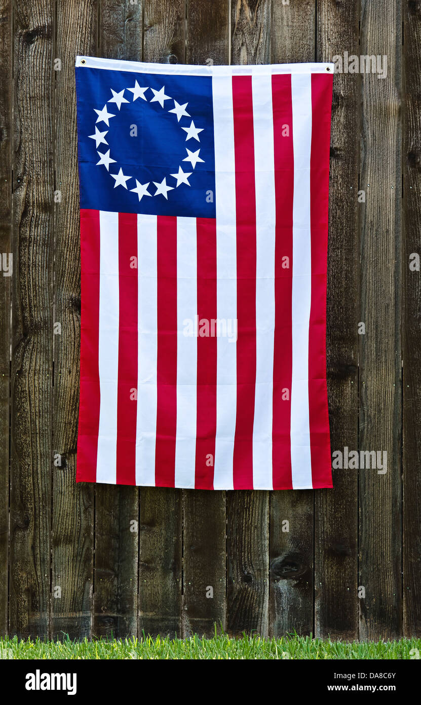 13 Sterne amerikanische Flagge, die Betsy Ross Flag auf rustikalen Holzzaun angezeigt Stockfoto