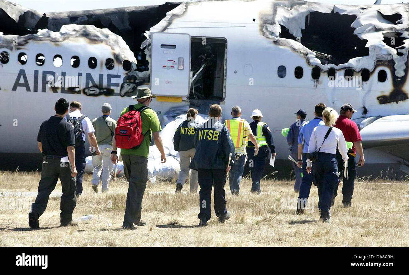 NTSB Forscher anzeigen die Überreste von Asiana Flug 214 Boeing 777 in der Nähe der Landebahn, wo er stürzte bei der Landung in San Francisco International 7. Juli 2013 in San Francisco Stockfoto