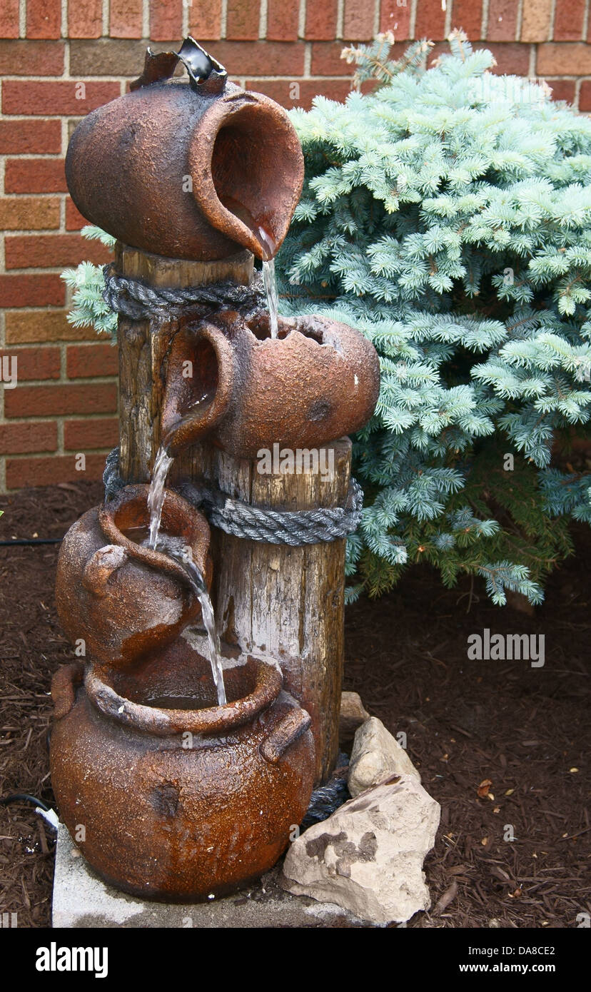 Wasser-Brunnen mit kaskadierenden Kannen. Stockfoto
