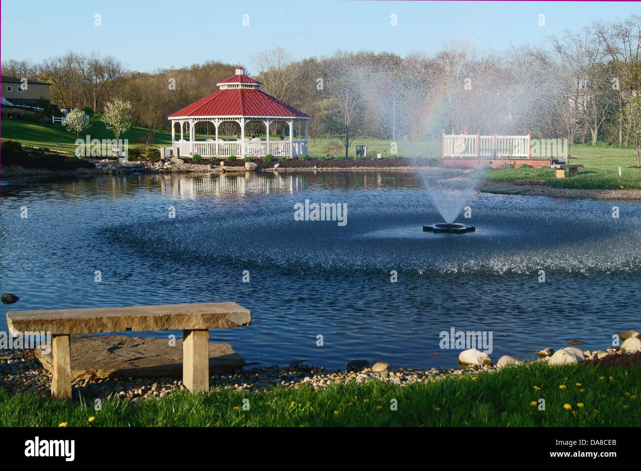 Schöne Landschaft mit Teich, Pavillon und Wasserspiel im Holmes County, Ohio, USA Stockfoto