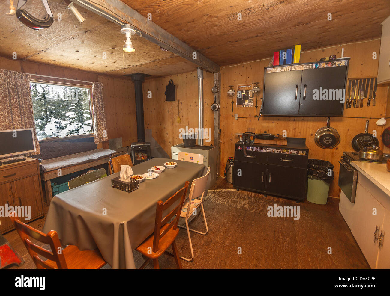 Typische, einfache Hütte in der arktischen Tundra Wildnis, ausgestattet mit Holzofen und Generator angetrieben Elektrizität verwendet Stockfoto