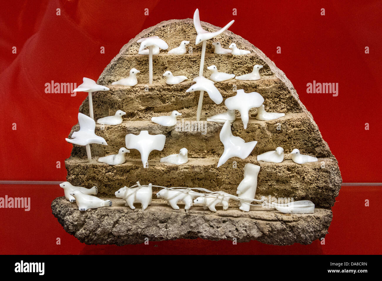 Schnitzen von Vögel, Hunde, Dichtungen an Fischbein mit Elfenbein, Karibu Geweih und Caribou Sehnen von Inuit Carver Emily Illuitok. Stockfoto