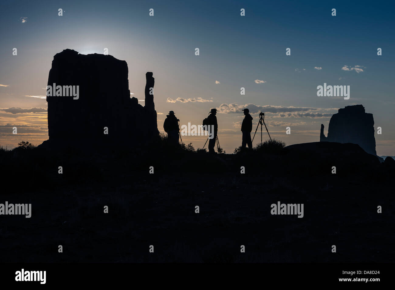 Silhouette von drei Fotografen und Stative auf die Handschuhe in Monument Valley Stockfoto