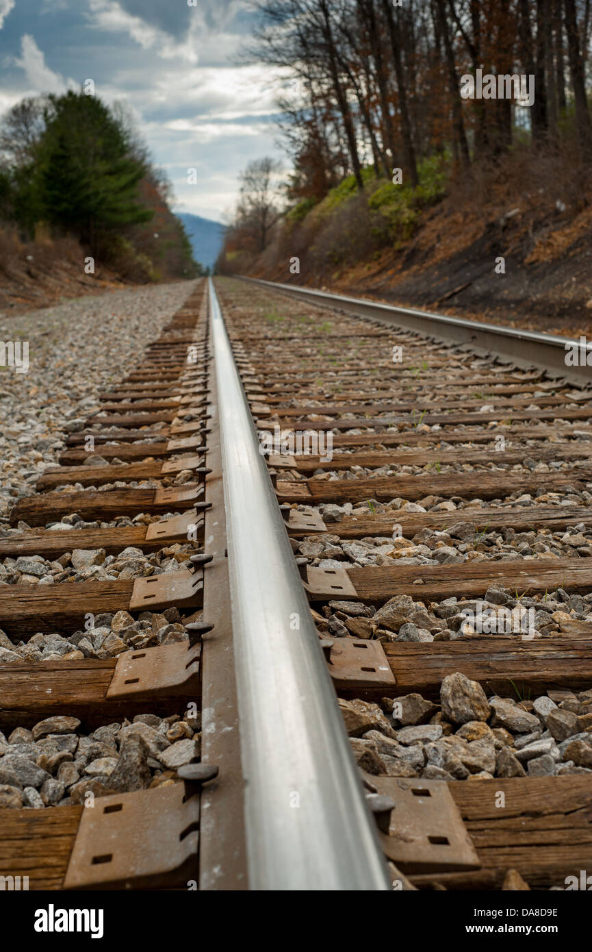 Schließen Sie herauf Bild von einem Bahngleis in westlichen North Carolina. Das Bild zeigt die Länge der Strecke in den Himmel führt. Stockfoto