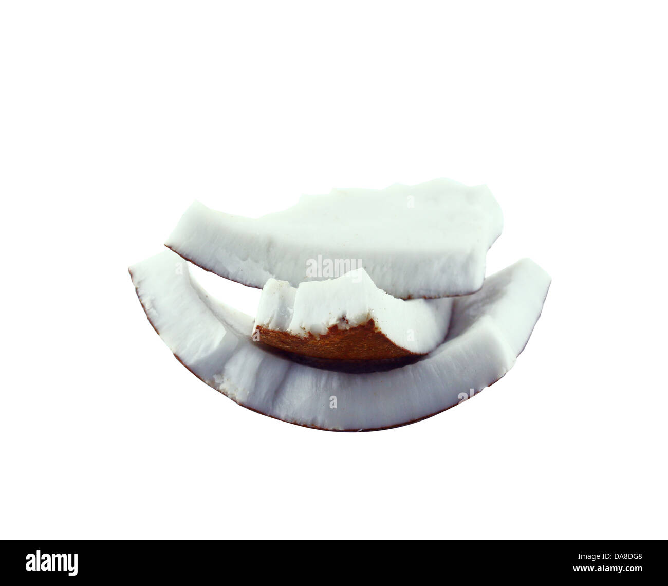 frische Kokosnüsse mit Teilen auf weißem Hintergrund mit einem Beschneidungspfad Stockfoto