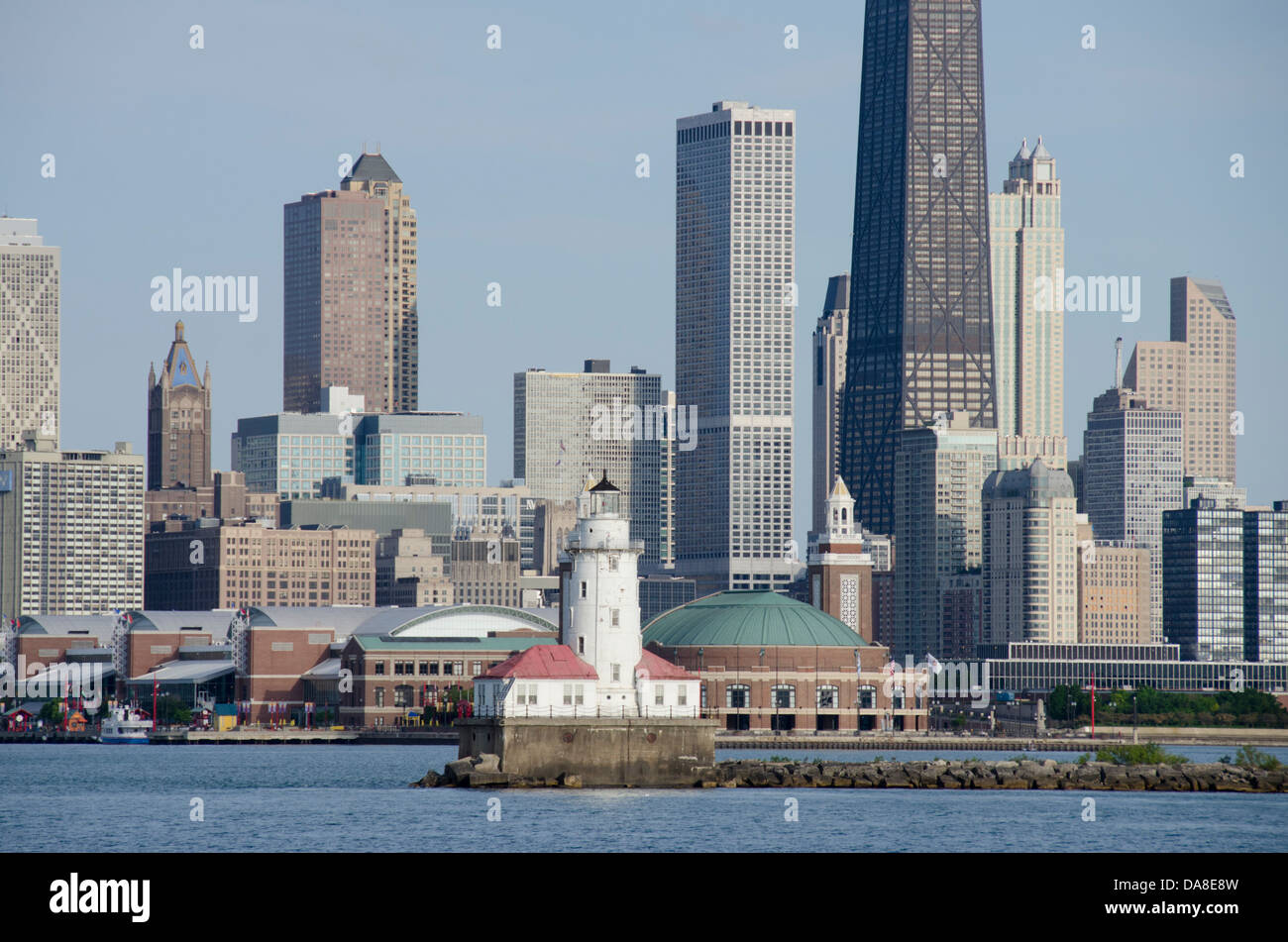 Illinois, Chicago, Lake Michigan Blick auf die Skyline von Chicago mit den Chicago Harbor Leuchtturm und Navy Pier. Stockfoto